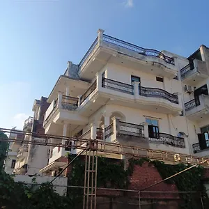 Homestay Varuna Palace-fully Vaccinated Staff, Varanasi